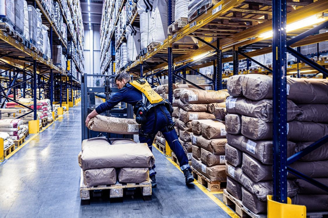 DACHSER Exoskelette im Warehouse_web