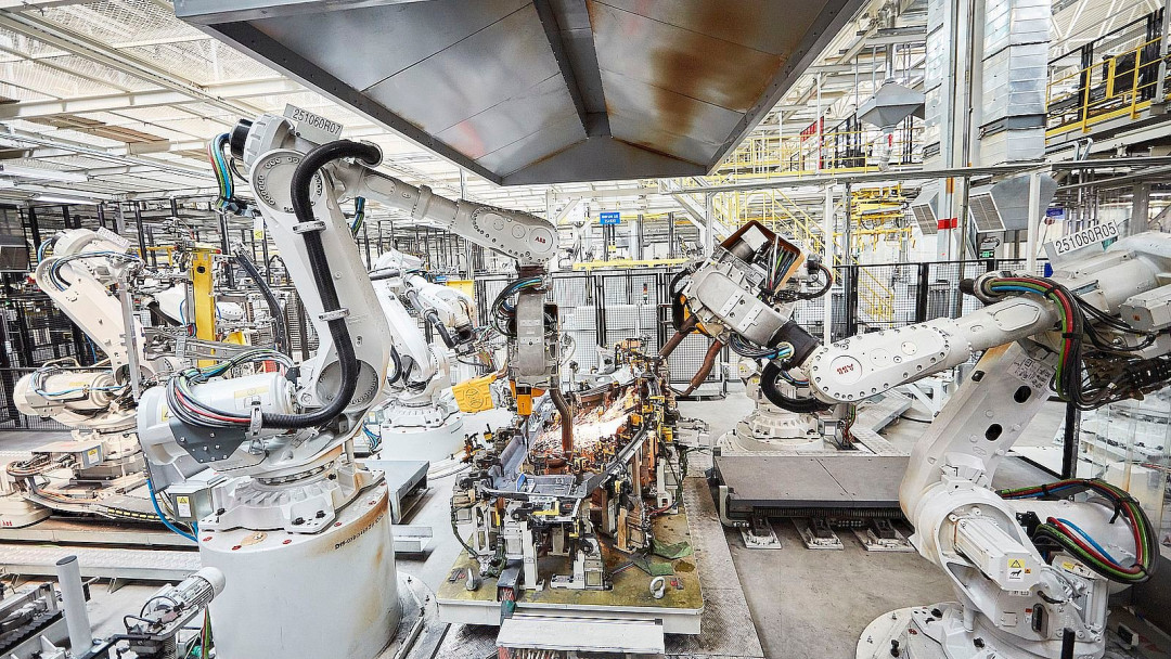 Roboter schweißen Teile in der Autoindustrie - © ABB Roboter schweißen Teile in der Autoindustrie - © ABB